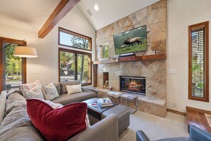 Smart TV, fireplace