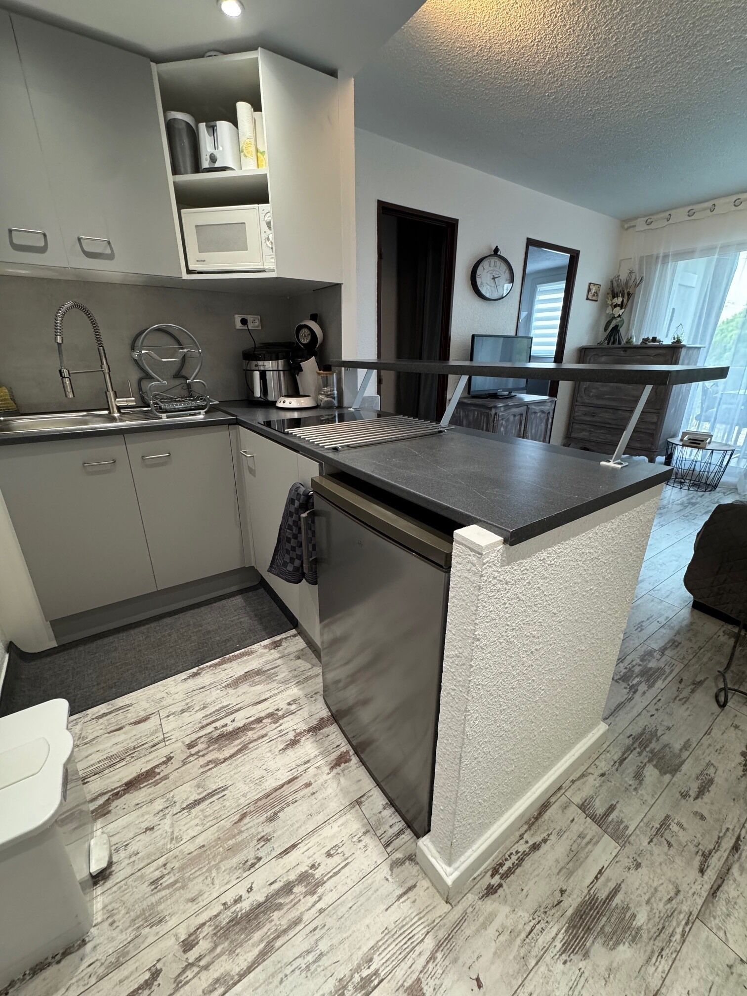 Kühlschrank, Mikrowelle, Herdplatte, Wasserkocher mit Kaffee-/Teezubehör