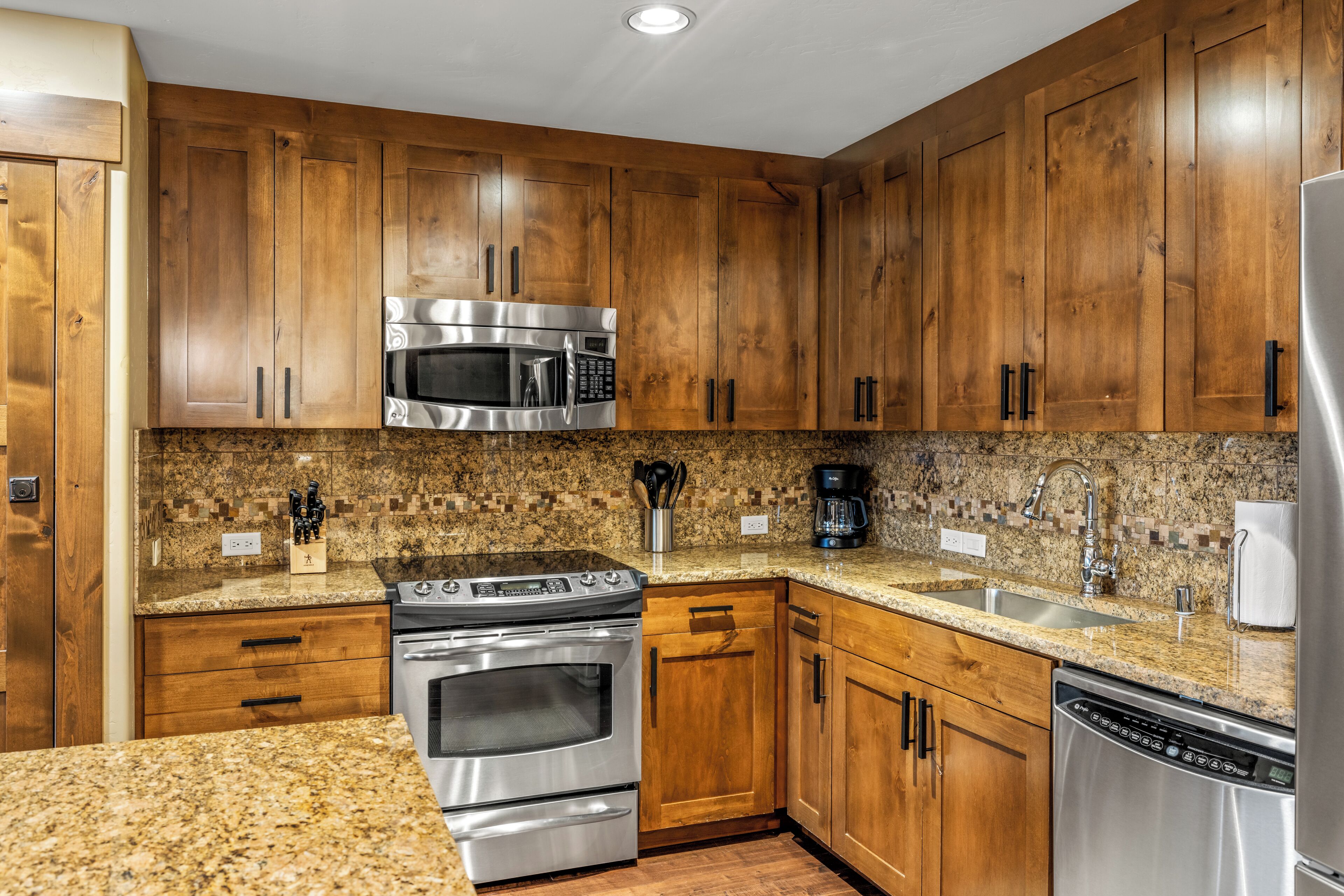 Een koelkast, een magnetron, een oven, een kookplaat