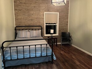 6 bedrooms, iron/ironing board, WiFi, bed sheets - Spacious 6-bedroom house in charming Benton with AC (Benton)