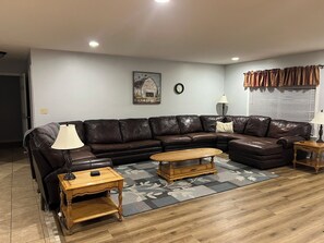 Living area - Spacious 6-bedroom house in charming Benton with AC (Benton)