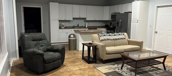 Spacious 6-bedroom house in charming Benton with AC