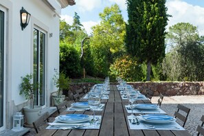 تناول الطعام بالخارج