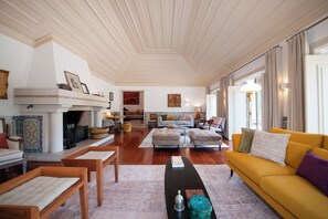 TV, fireplace - Quinta da Arrábida - Manor House. Luxury meets beauty within Nature in Arrábida (Azeitão)