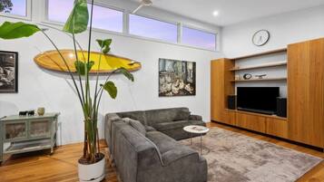 Télévision, table de tennis de table, livres