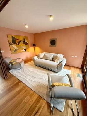 Téléviseur, table de ping-pong, livres