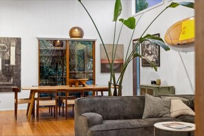 Fernseher, Tischtennisplatte, Bücher