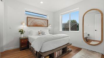 2 Schlafzimmer, Schreibtisch, Bügeleisen/Bügelbrett, Reisekinderbett