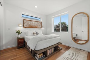 2 chambres, bureau, fer et planche à repasser, lit de bébé portatif