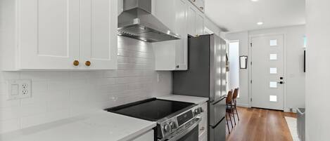 Køleskab, mikrobølgeovn, ovn, kogeplade