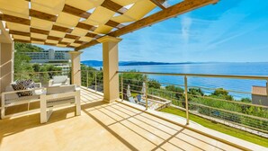 A balcony with a view of the sea, a pergola, and outdoor seating. - Villa Penelope With 4 Bedrooms and 3 Bathrooms (Corfu)