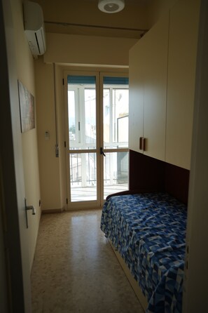 2 habitaciones, tabla de planchar con plancha, internet y ropa de cama
