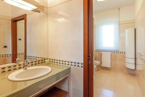 Shower, hair dryer, bidet, towels