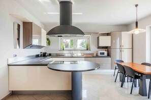 Réfrigérateur, four à micro-ondes, un four, surface de cuisson