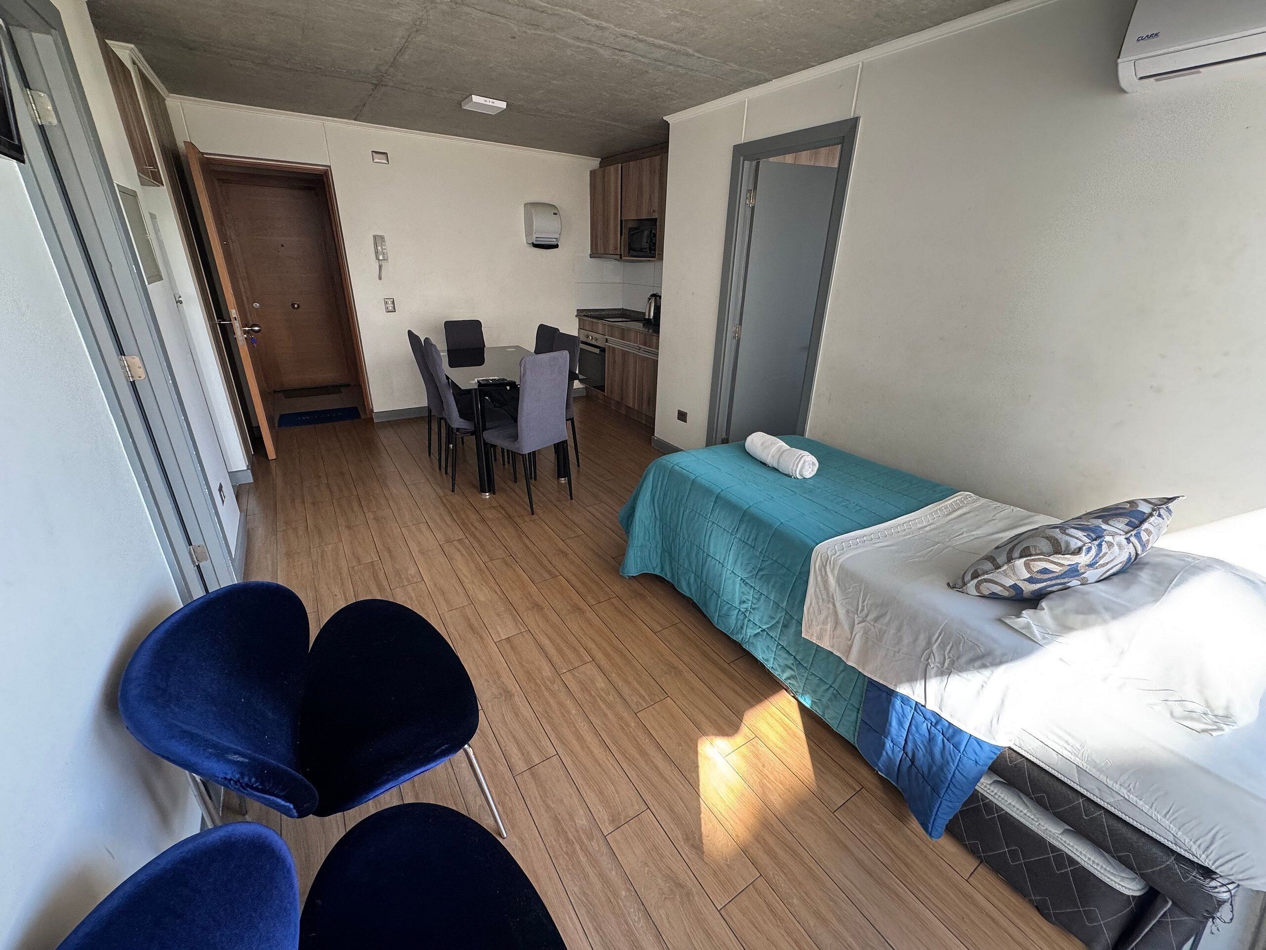 Una camera d'albergo con un letto, una scrivania e una sedia.