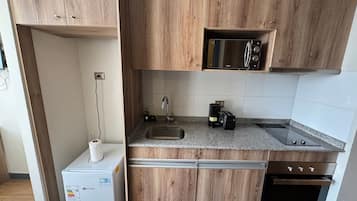 Apartment | Private kitchen | Mini-fridge, microwave, oven, cookware/dishes/utensils