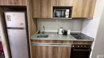 Apartamento clássico | Cozinha privada | Frigobar, micro-ondas, fogão, talheres/pratos/utensílios de cozinha