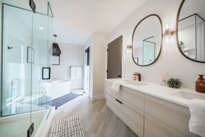 Bathroom - The White Walrus Grand Bend 6 BR HOT TUB close to the beach! (Grand Bend)