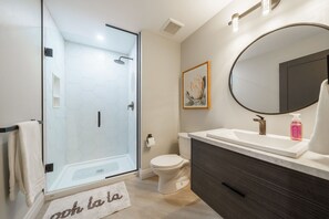 Bathroom - The White Walrus Grand Bend 6 BR HOT TUB close to the beach! (Grand Bend)