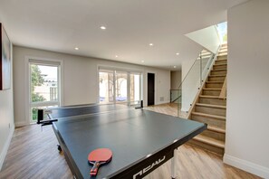 Games room - The White Walrus Grand Bend 6 BR HOT TUB close to the beach! (Grand Bend)