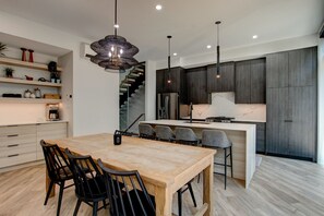 Private kitchen - The White Walrus Grand Bend 6 BR HOT TUB close to the beach! (Grand Bend)