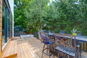 Outdoor dining - The White Walrus Grand Bend 6 BR HOT TUB close to the beach! (Grand Bend)