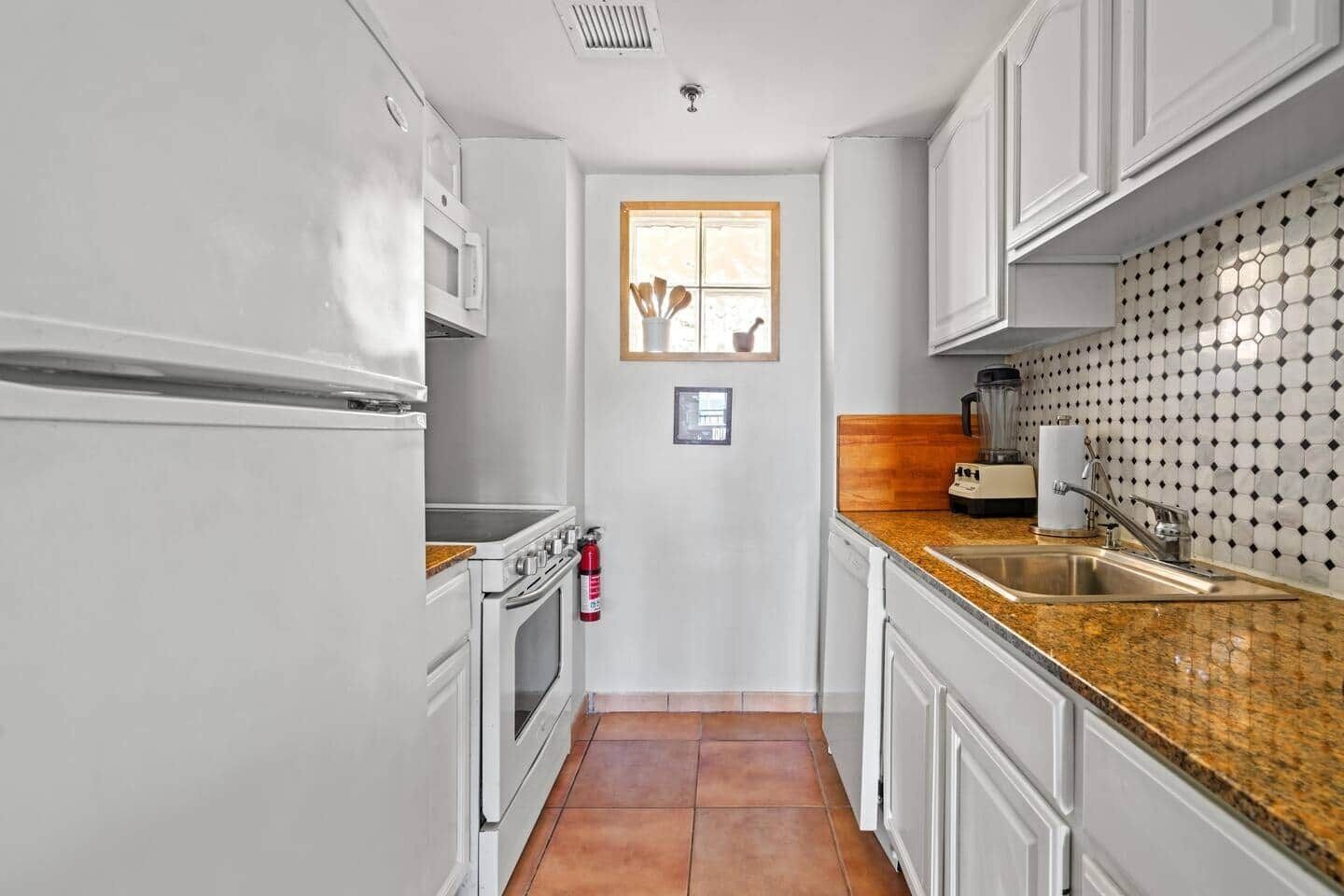 The fully equipped kitchen