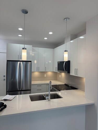 Cozy brand new 1 bedroom Condo , close to Hospital , UFV & downtown Abbotsford.