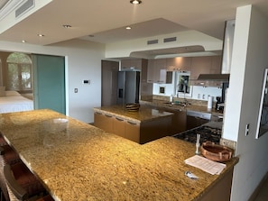 Mikrobølgeovn, ovn, kokeplater og oppvaskmaskin