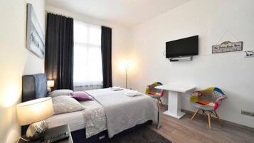 Studio, vue cour intérieure | Bureau, espace de travail pour ordinateur portable