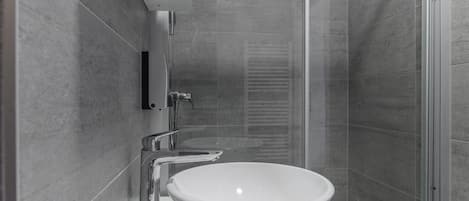 Studio, vue sur la cour intérieure | Salle de bain