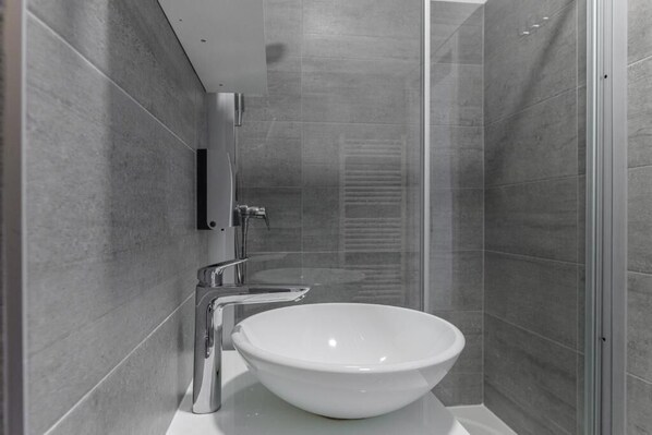 Studio, Courtyard View | Bathroom