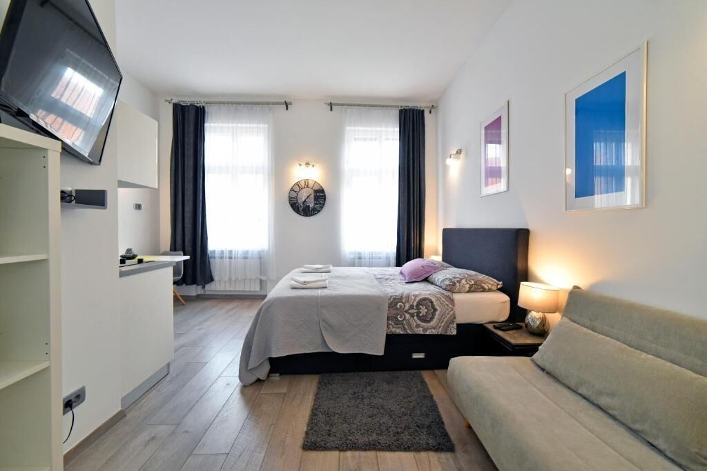 Studio, byutsikt | Skrivebord, skrivebord for bærbar PC, lydisolert og strykejern/-brett