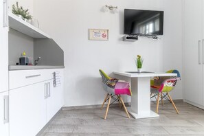 Studio, uitzicht op de stad | Een bureau, een laptopwerkplek, geluiddichte muren