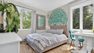 3 bedrooms, iron/ironing board, WiFi, bed sheets