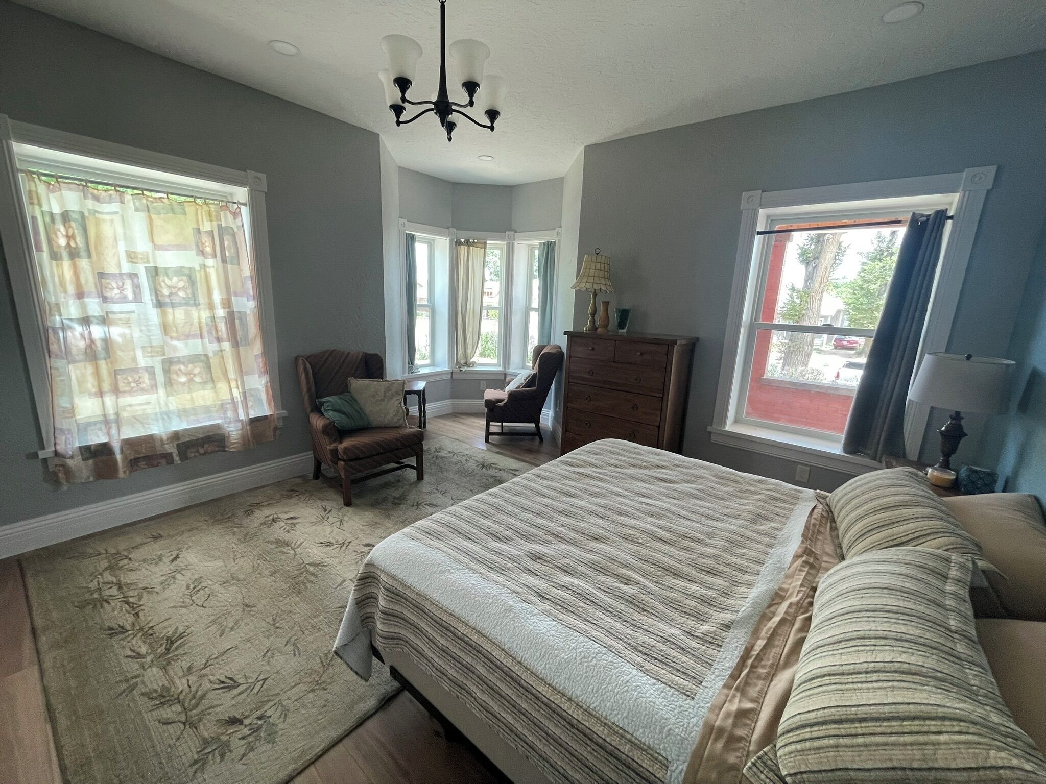 4 bedrooms, iron/ironing board, WiFi, bed sheets