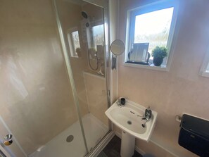 Dusche, Haartrockner, Handtücher, Toilettenpapier