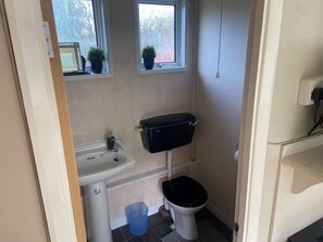 Suihku, hiustenkuivaaja, pyyhkeet, vessapaperi