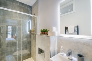 Een douche, een haardroger, handdoeken, zeep