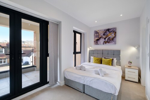 Purley Modern Luxury Home — Close to Town, Quiet, Calm & Well-Connected