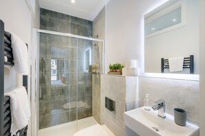Douche, sèche-cheveux, serviettes fournies, savon