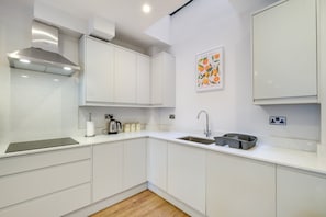 Geladeira, micro-ondas, fogão, cooktop