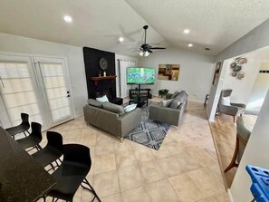 Smart TV, fireplace - ADA Luxurious Vacation Home In Jacksonville (Jacksonville)