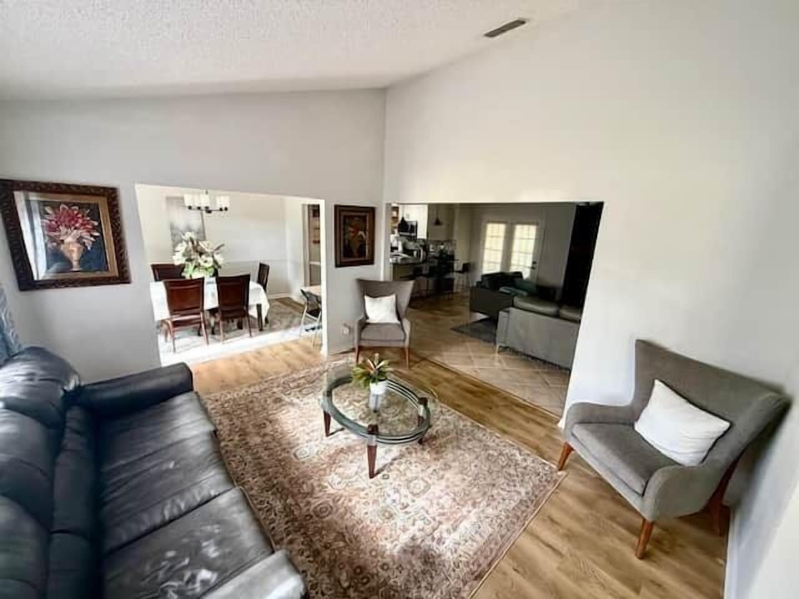 Een smart-tv en een open haard