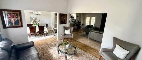 Een smart-tv en een open haard