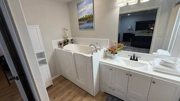 Dusj, boblebad, hårføner og håndklær