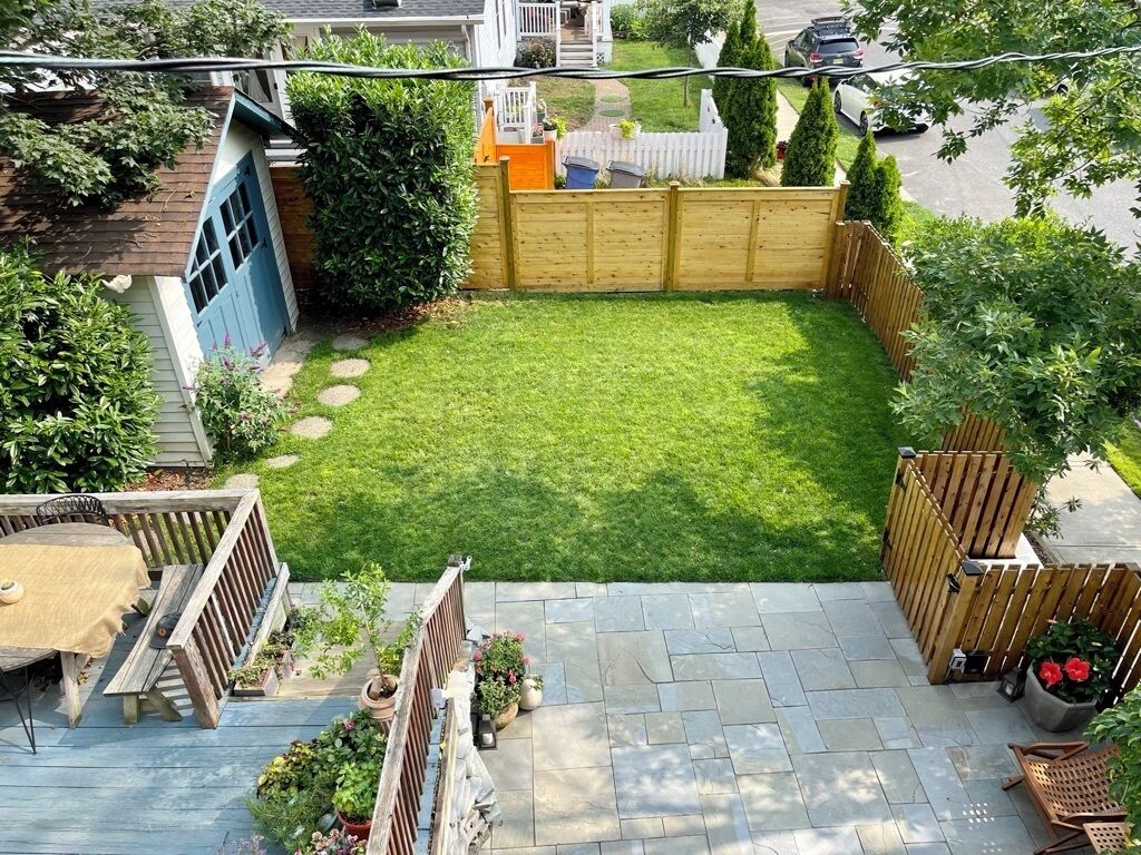 A lovely deck, patio and yard to enjoy!