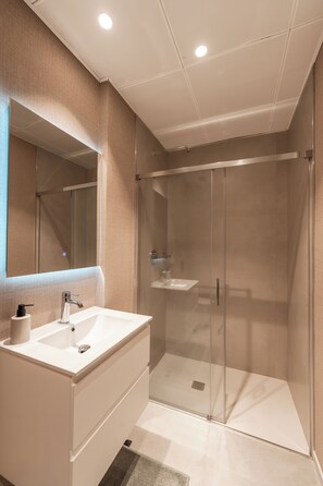 Dusche, Haartrockner, Handtücher, Seife