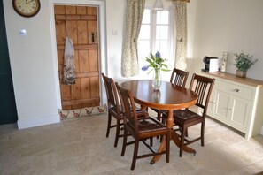 Cottage, 3 Bedrooms | In-room dining