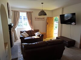 Tabla de planchar con plancha y ropa de cama 